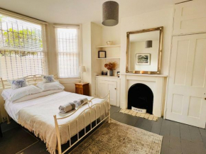 Pretty studio, 2 minutes to beach! Self-contained.